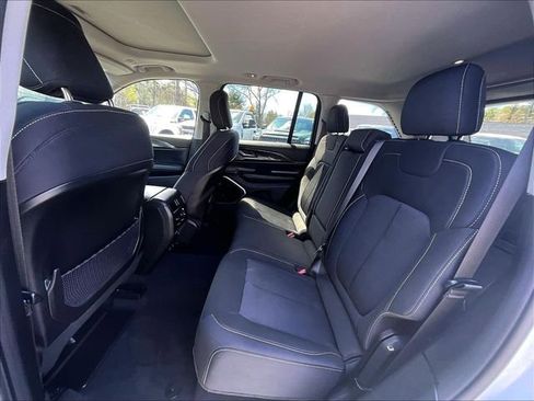 Used 2022 Jeep Grand Cherokee Laredo w/ Luxury Tech Group I AWD/4WD image 22