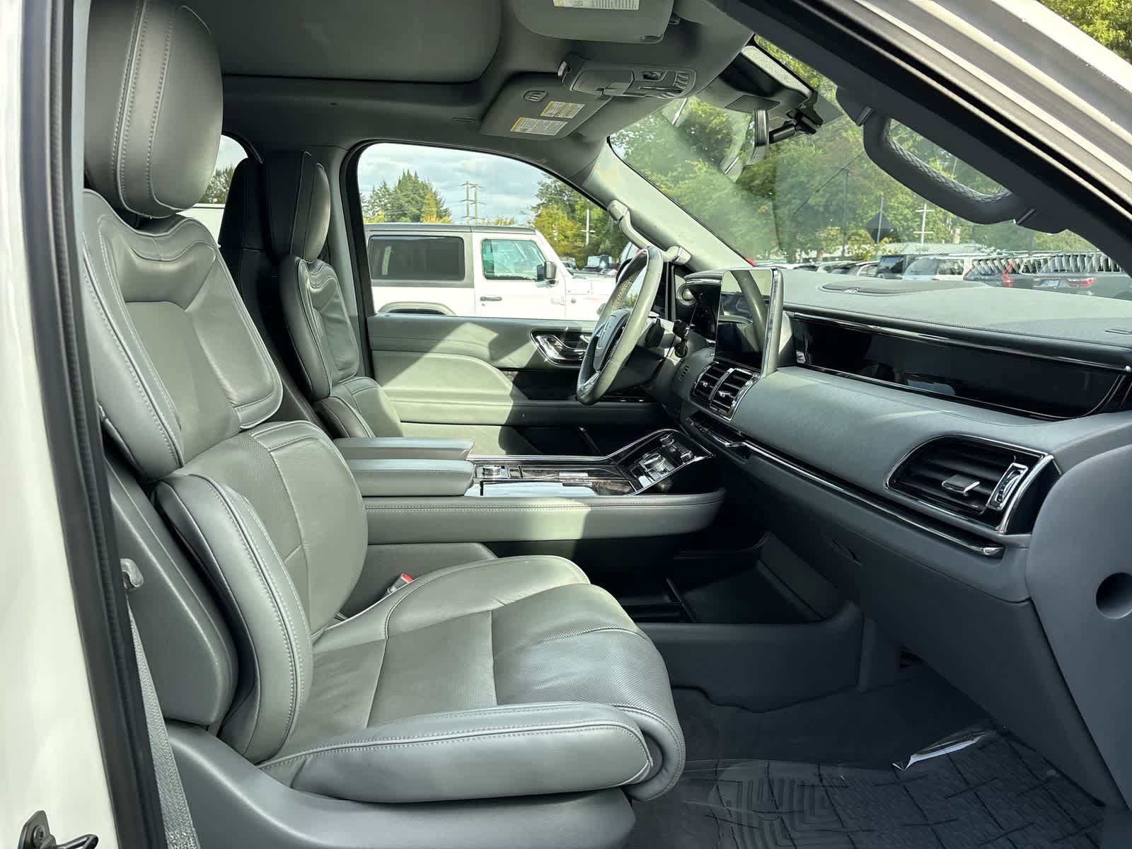 Used 2018 Lincoln Navigator Reserve w/ Technology Package AWD/4WD image 7