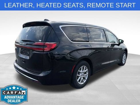 Used 2025 Chrysler Pacifica Select FWD image 4