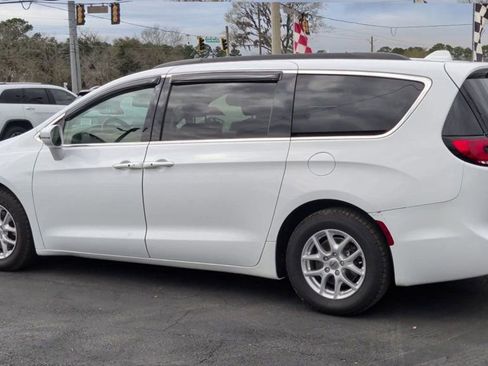 Used 2022 Chrysler Pacifica Touring-L image 6