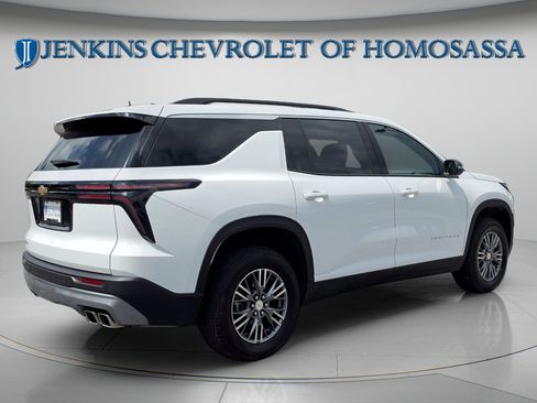 Used 2025 Chevrolet Traverse LT FWD image 5