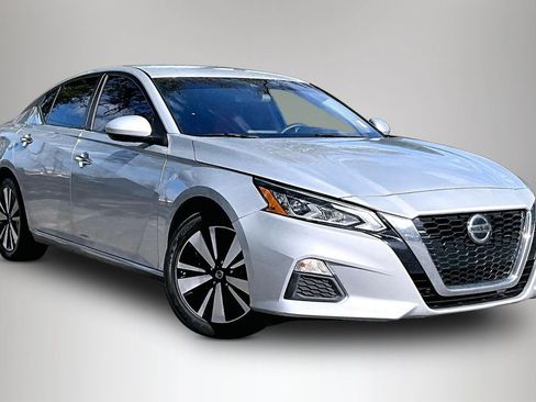 Used 2021 Nissan Altima 2.5 SV image 2