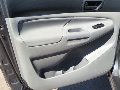 Used 2013 Toyota Tacoma PreRunner w/ SR5 Pkg image 19