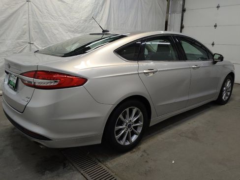 Used 2017 Ford Fusion SE w/ Fusion SE Technology Package image 10