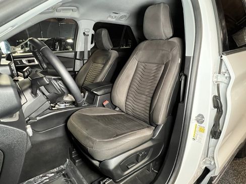 Used 2020 Ford Explorer XLT image 4