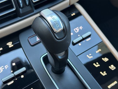 Used 2025 Porsche Macan image 25