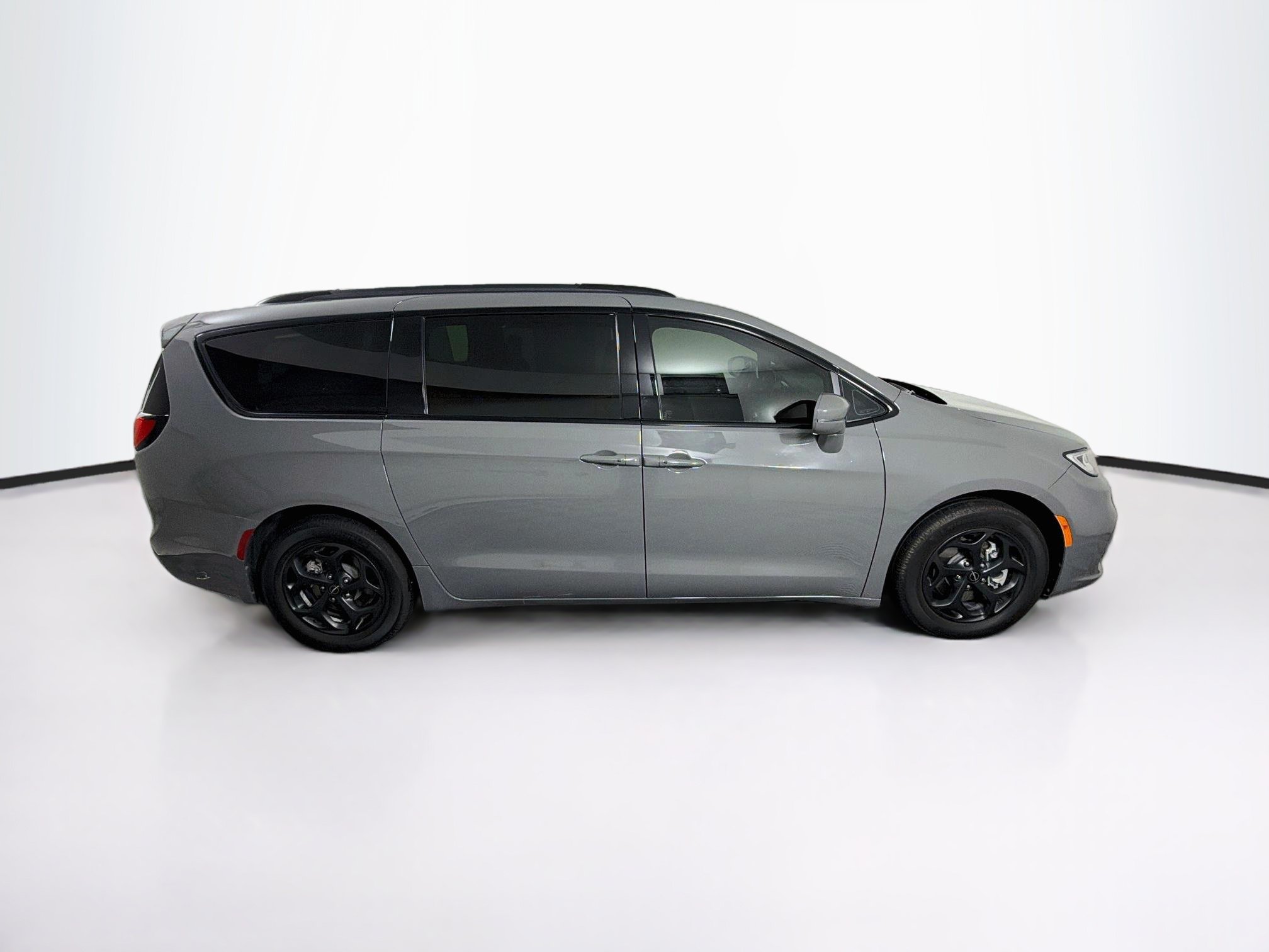 Used 2021 Chrysler Pacifica Limited w/ Uconnect Theater Family Group FWD image 10