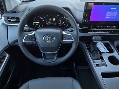 Certified 2026 Toyota Sienna XLE FWD image 13
