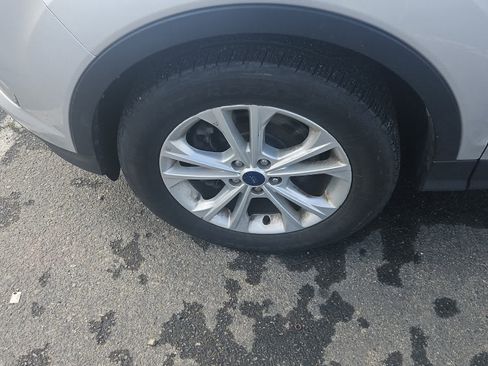 Used 2018 Ford Escape SE image 3