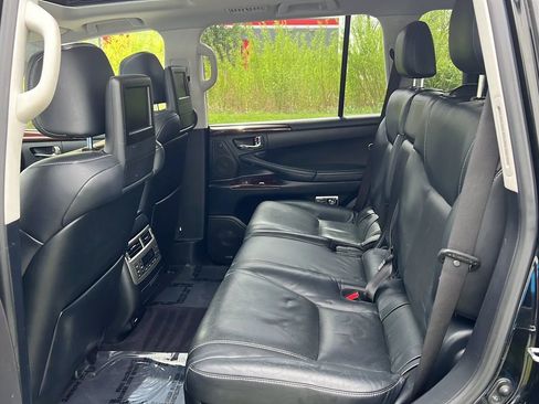 Used 2013 Lexus LX 570 4WD w/ Luxury Pkg image 15