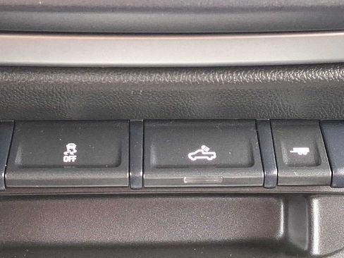 Used 2020 Chevrolet Colorado LT AWD/4WD image 24