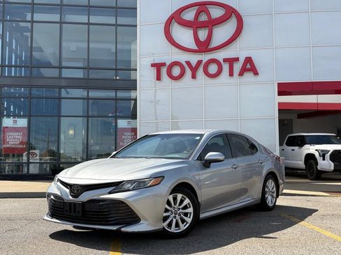 Used 2018 Toyota Camry LE FWD image 1
