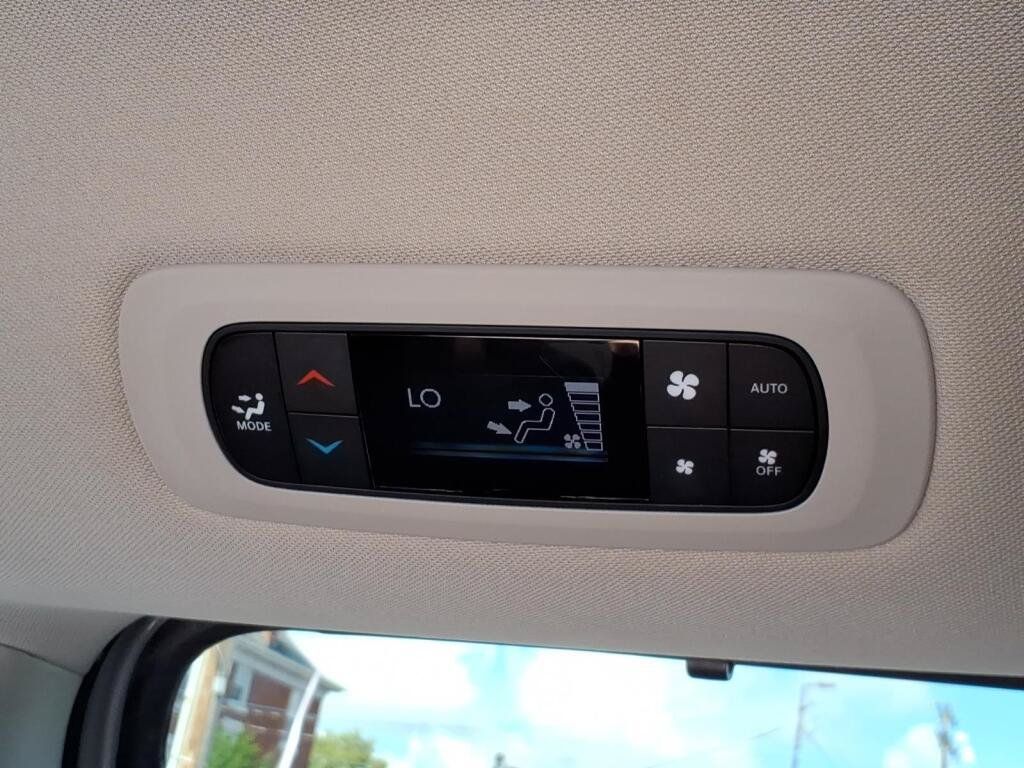Used 2023 Chrysler Pacifica Touring-L FWD image 12