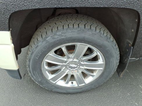 Used 2014 Chevrolet Silverado 1500 High Country w/ High Country Premium Package AWD/4WD image 10
