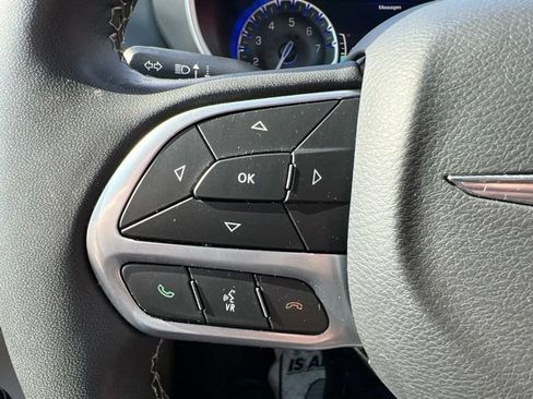Used 2023 Chrysler Pacifica Touring-L FWD image 21