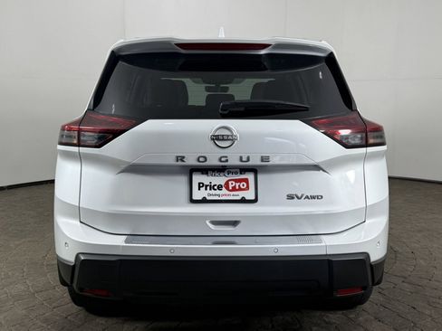 Used 2024 Nissan Rogue SV w/ SV Premium Package image 6