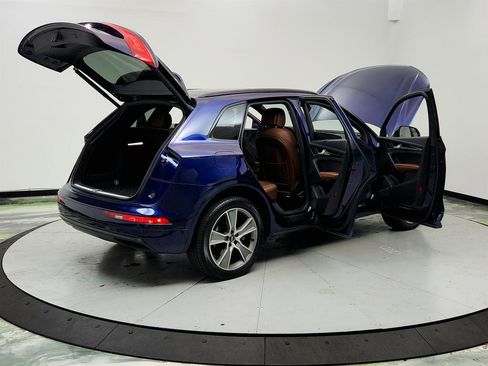 Used 2019 Audi Q5 Prestige w/ Prestige Package image 11
