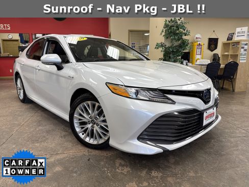 Used 2020 Toyota Camry XLE image 1