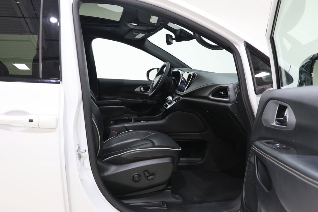 Used 2025 Chrysler Pacifica Limited FWD image 36