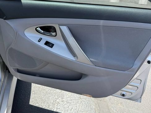 Used 2010 Toyota Camry LE FWD image 12