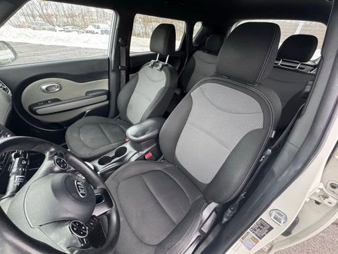 Used 2017 Kia Soul + image 10