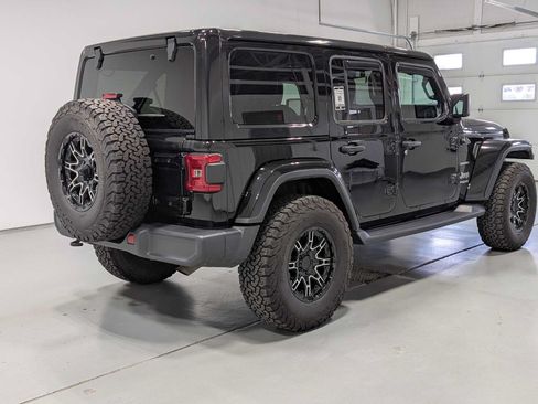 Used 2018 Jeep Wrangler Unlimited Sahara AWD/4WD image 8