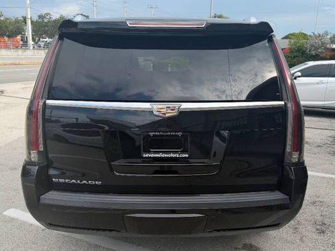 Used 2018 Cadillac Escalade 2WD image 6