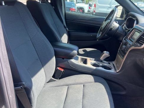 Used 2017 Jeep Grand Cherokee Laredo w/ Quick Order Package 2BE RWD image 12