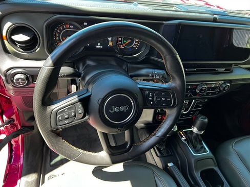 Used 2024 Jeep Gladiator Mojave AWD/4WD image 32