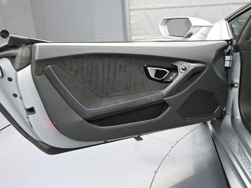 Used 2022 Lamborghini Huracan EVO image 16