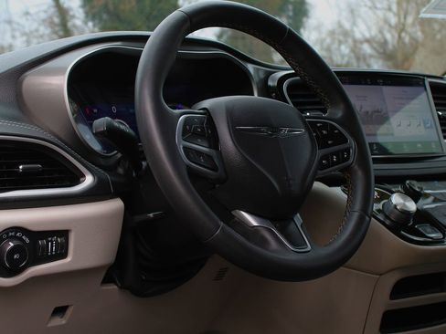 Used 2023 Chrysler Pacifica Touring-L image 17