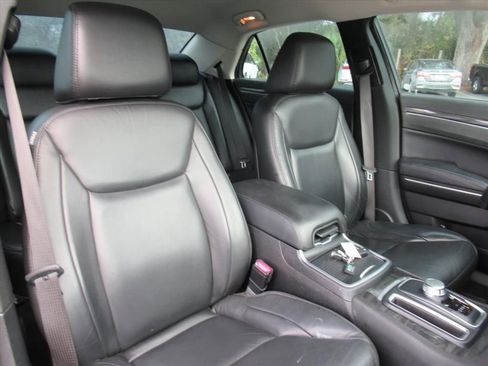 Used 2019 Chrysler 300 Touring w/ Quick Order Package 2EF image 8