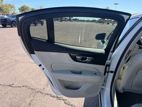 Used 2021 Volvo S60 T5 Momentum w/ Premium Package image 23