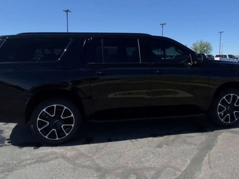 Used 2025 Chevrolet Suburban RST w/ RST Capability Package AWD/4WD image 9