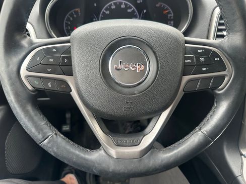 Used 2018 Jeep Grand Cherokee Laredo image 3