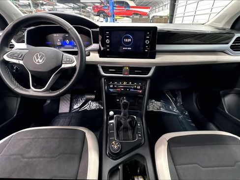 Used 2025 Volkswagen Taos SE w/ Panoramic Sunroof Package AWD/4WD image 10