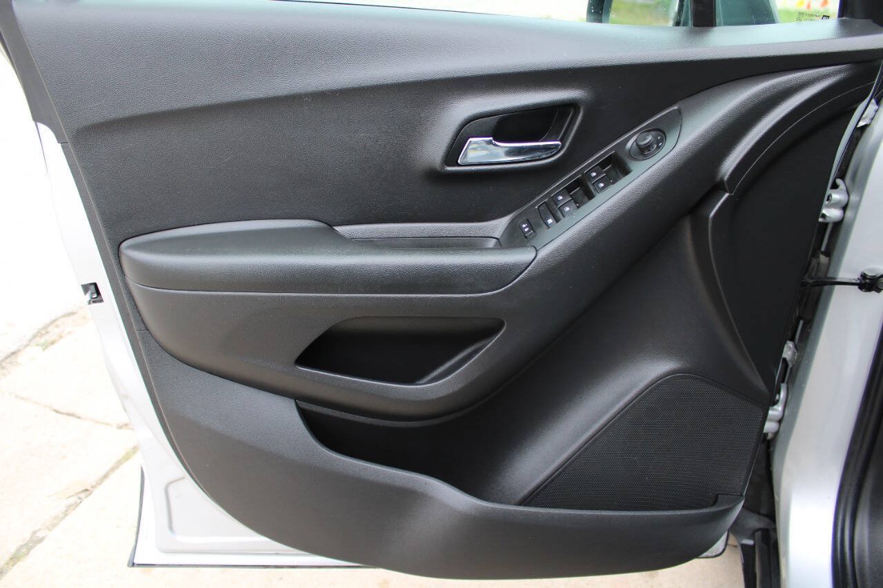 Used 2021 Chevrolet Trax LT AWD/4WD image 11