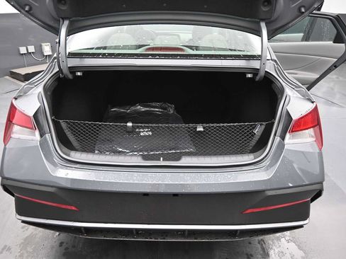 New 2026 Hyundai Elantra SE FWD image 13