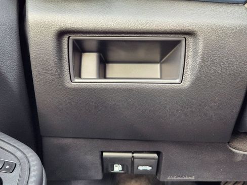 Used 2025 Nissan Versa SV FWD image 22