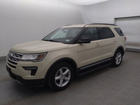 Used 2018 Ford Explorer XLT FWD image 2
