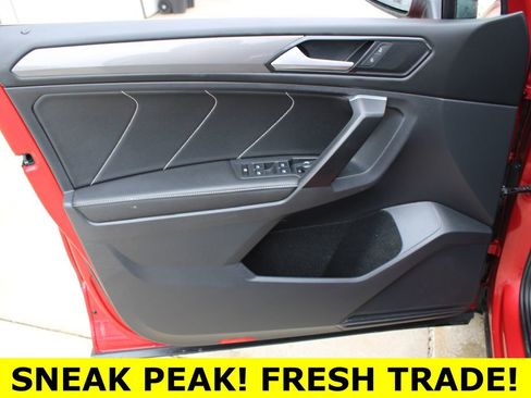 Certified 2022 Volkswagen Tiguan SE w/ Panoramic Sunroof Package AWD/4WD image 9