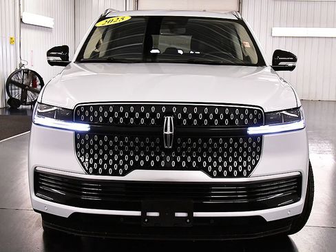 Used 2025 Lincoln Navigator L Reserve AWD/4WD image 2