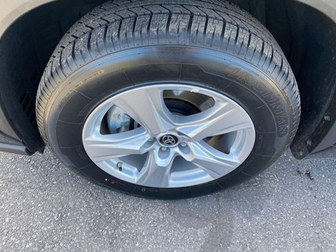 Used 2025 Toyota Highlander LE image 32