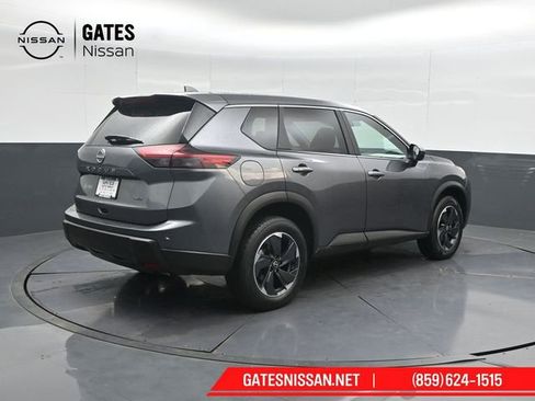 Used 2025 Nissan Rogue SV image 2