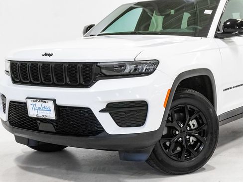 Used 2024 Jeep Grand Cherokee Altitude AWD/4WD image 2