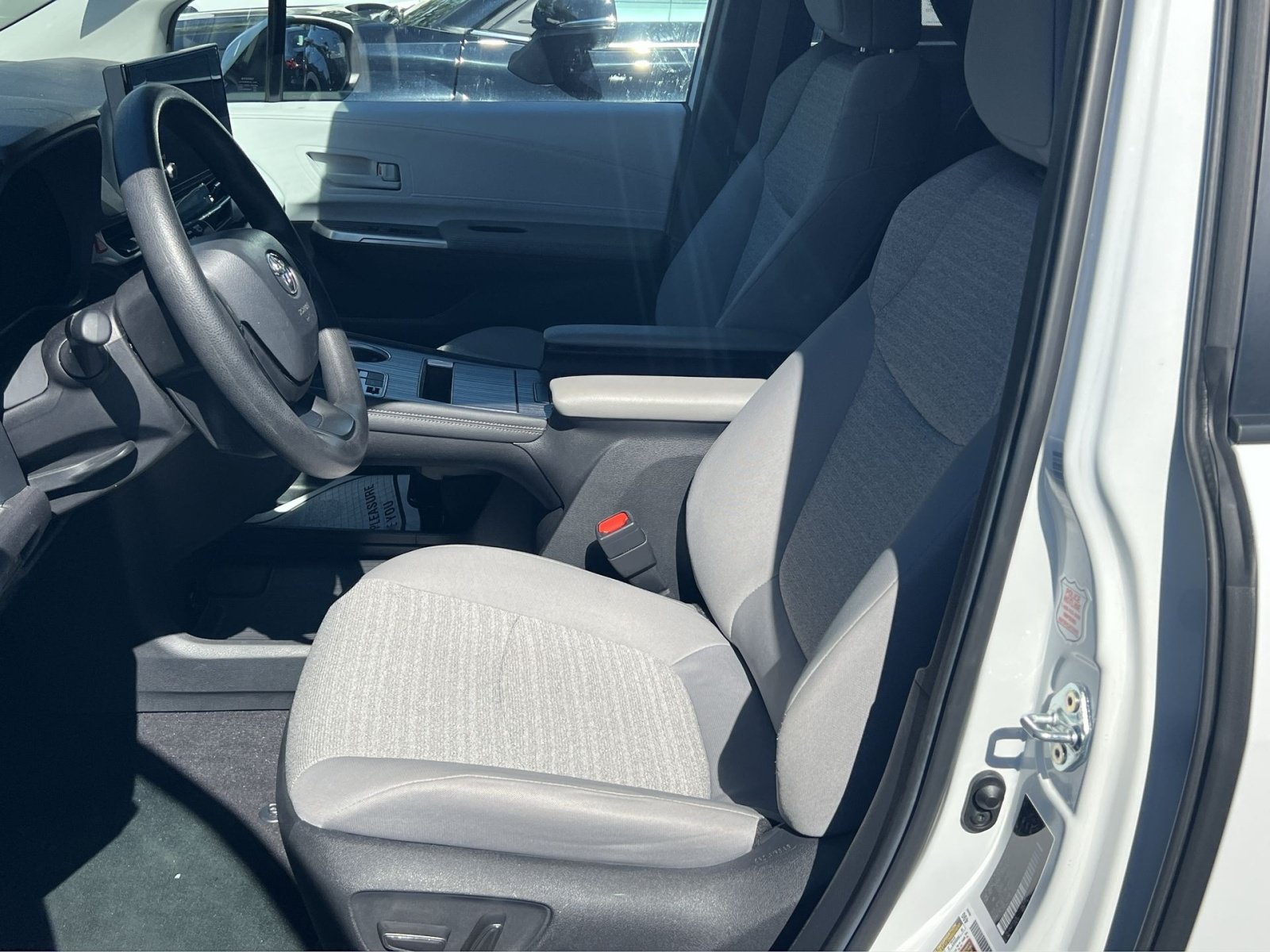 Used 2025 Toyota Sienna LE FWD image 10