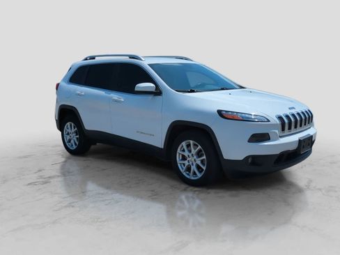 Used 2018 Jeep Cherokee Latitude Plus w/ Cold Weather Group FWD image 2