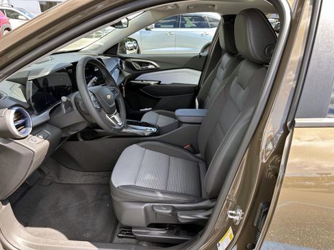 Used 2024 Chevrolet Trax LT w/ Sunroof Package FWD image 11