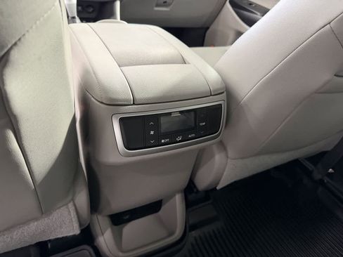 Used 2017 Toyota Highlander Limited image 13