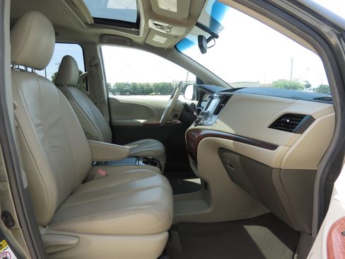 Used 2011 Toyota Sienna XLE w/ XLE Navigation Pkg FWD image 33